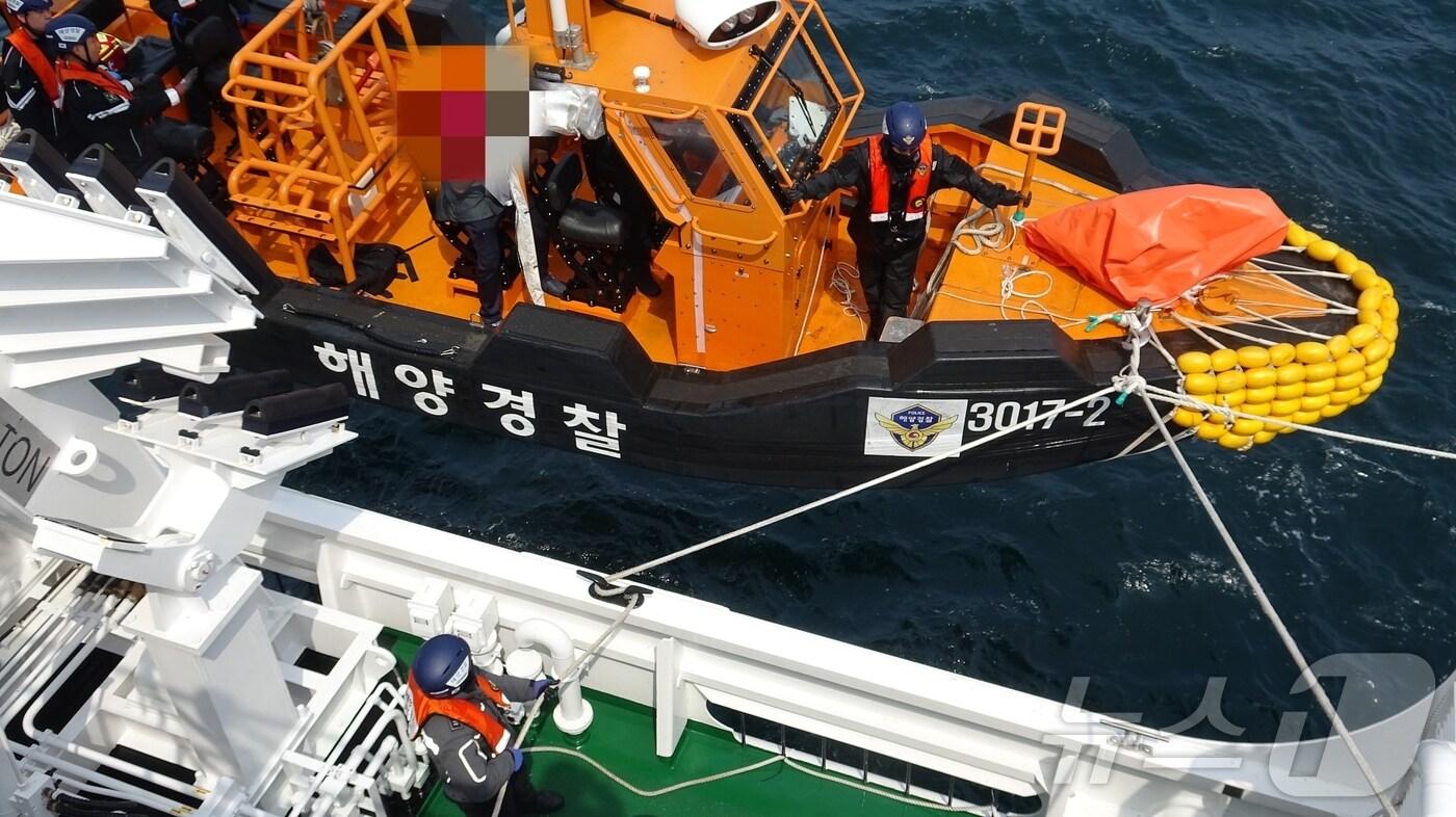 본문 이미지 - 독도 북동쪽 250㎞ 해상서 손가락이 절단되는 사고를 당한 외국인 선원 이송을 위해 준비 중인 동해해경 경비함청.(동해해경 제공, 재판매 및 DB 금지) 2025.4.6/뉴스1