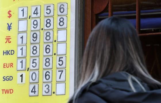 본문 이미지 - 6일 서울 명동의 한 환전소에 원달러 환율 등 시세가 안내되고 있다. 윤석열 전 대통령의 파면이 헌법재판소에서 인용된 지난4일 원달러 환율은 오후3시30분 기준 32.9원 내린 1,434.1원을 나타내는 등 달러 약세에 정치적 불확실성 해소 효과 등이 더해지며 2년 5개월 만에 최대 낙폭을 기록했다. ⓒ News1 박세연 기자