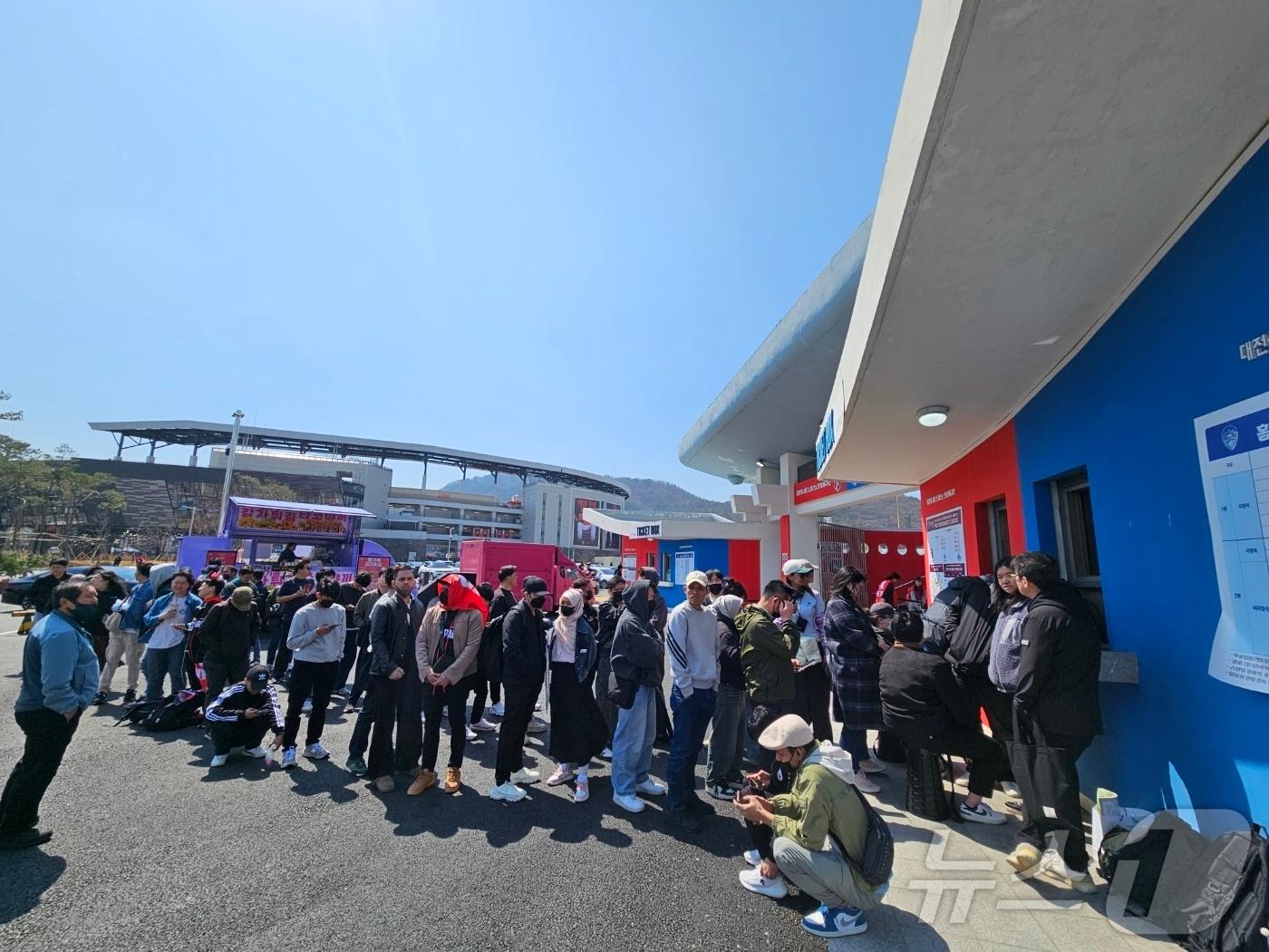 본문 이미지 - 충무체육관 티켓 부스 앞에 취소 표를 구하기 위한 긴 줄이 생겼다.ⓒ News1 안영준 기자