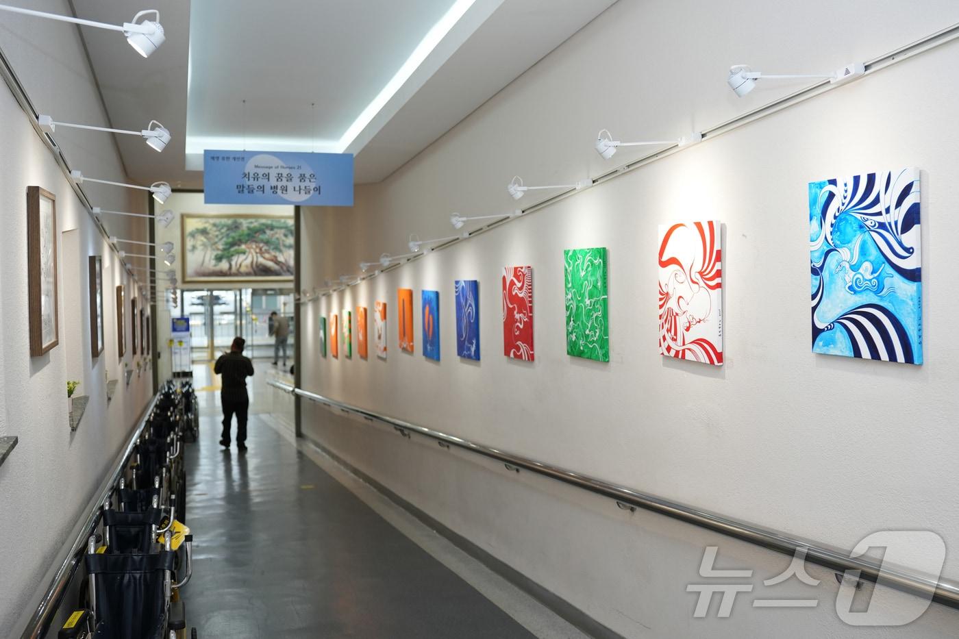 혜명 류한 작가의 개인전인 부산백병원 본관에서 진행되고 있다.(부산백병원 제공. 재판매 및 DB 금지)