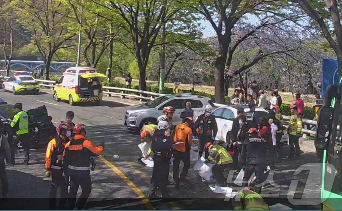 본문 이미지 - 6일 오전 9시 43분께 울산 남구 태화강 남산로 십리대밭교 인근에서 4중 추돌사고가 발생했다.(울산소방 제공. 재판매 및 DB 금지)/뉴스1