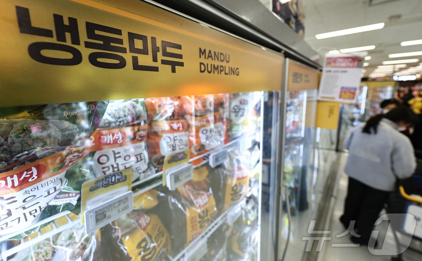 본문 이미지 - 6일 서울 시내 한 대형마트에 시민들이 장을 보고 있다. 가공식품과 외식 물가 상승세로 전체 소비자 물가를 끌어올리고 있다. 통계청이 발표한 지난달 소비자물가 동향을 보면 작년 동월 대비 가공식품 물가 상승률은 3.6%로 2023년 12월 이후 가장 많이 올랐다. 2025.4.6/뉴스1 ⓒ News1 김도우 기자