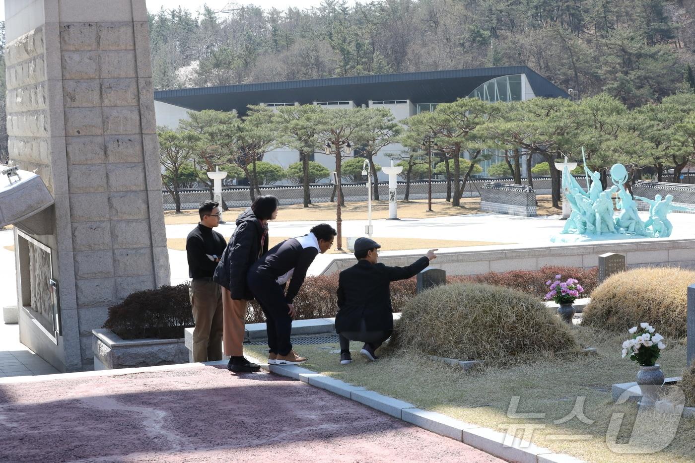 탄핵 정국이 마무리된 첫 주말인 6일 광주 북구 운정동 국립5·18민주묘지를 찾은 참배객들이 문화관광해설사로부터 80년 5월의 역사에 대해 듣고 있다. ⓒ News1 최성국 기자