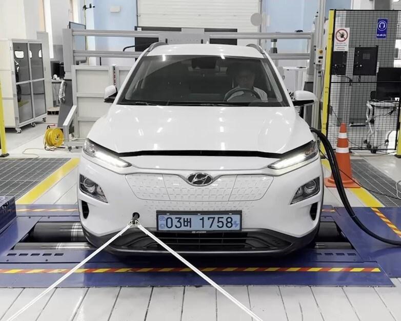 본문 이미지 - 차대동력계를 활용한 시주행 모사상태에서 연구 사진./TS 제공