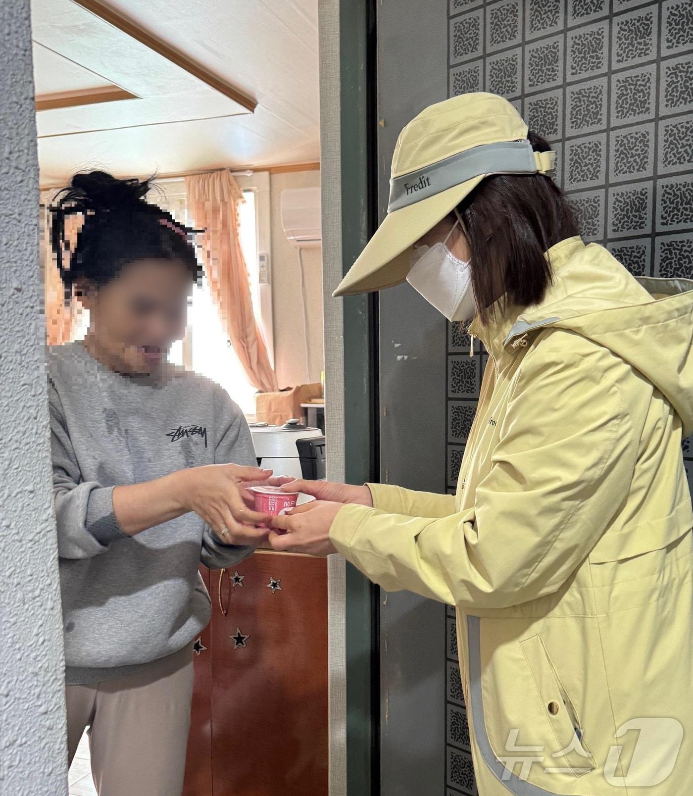 본문 이미지 - 한국야쿠르트 배달원이 고독사 예방을 위해 건강음료를 배달하고 있다.(대구 수성구 제공.재판매 및 DB 금지)