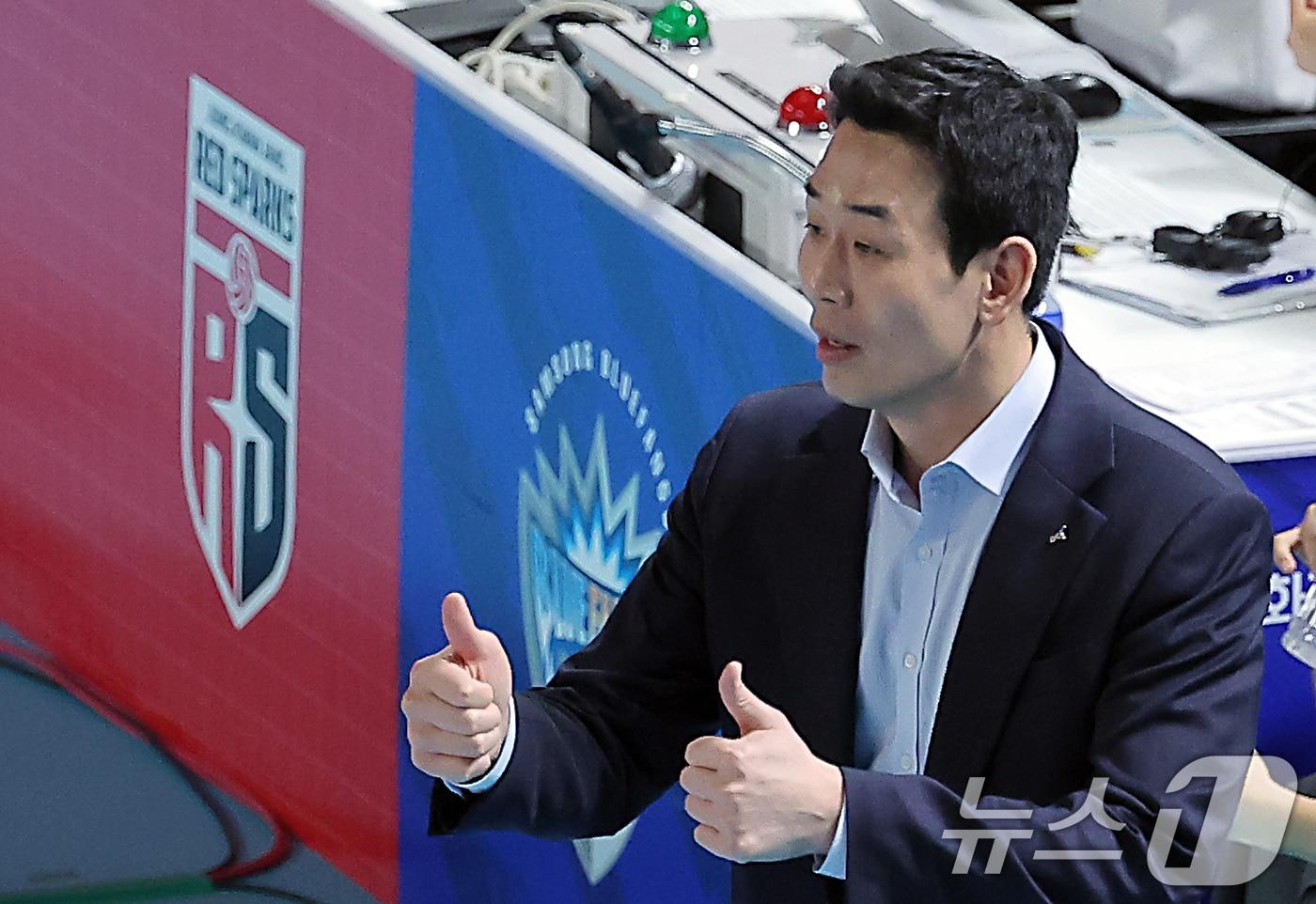 6일 오후 대전 중구 충무체육관에서 열린 프로배구 &#39;2024-2025 도드람 V리그&#39; 여자부 챔피언결정전 4차전, 정관장과 흥국생명의 경기에서 정관장 고희진 감독이 선수들을 향해 엄지손가락을 치켜세우고 있다. 2025.4.6/뉴스1 ⓒ News1 박정호 기자