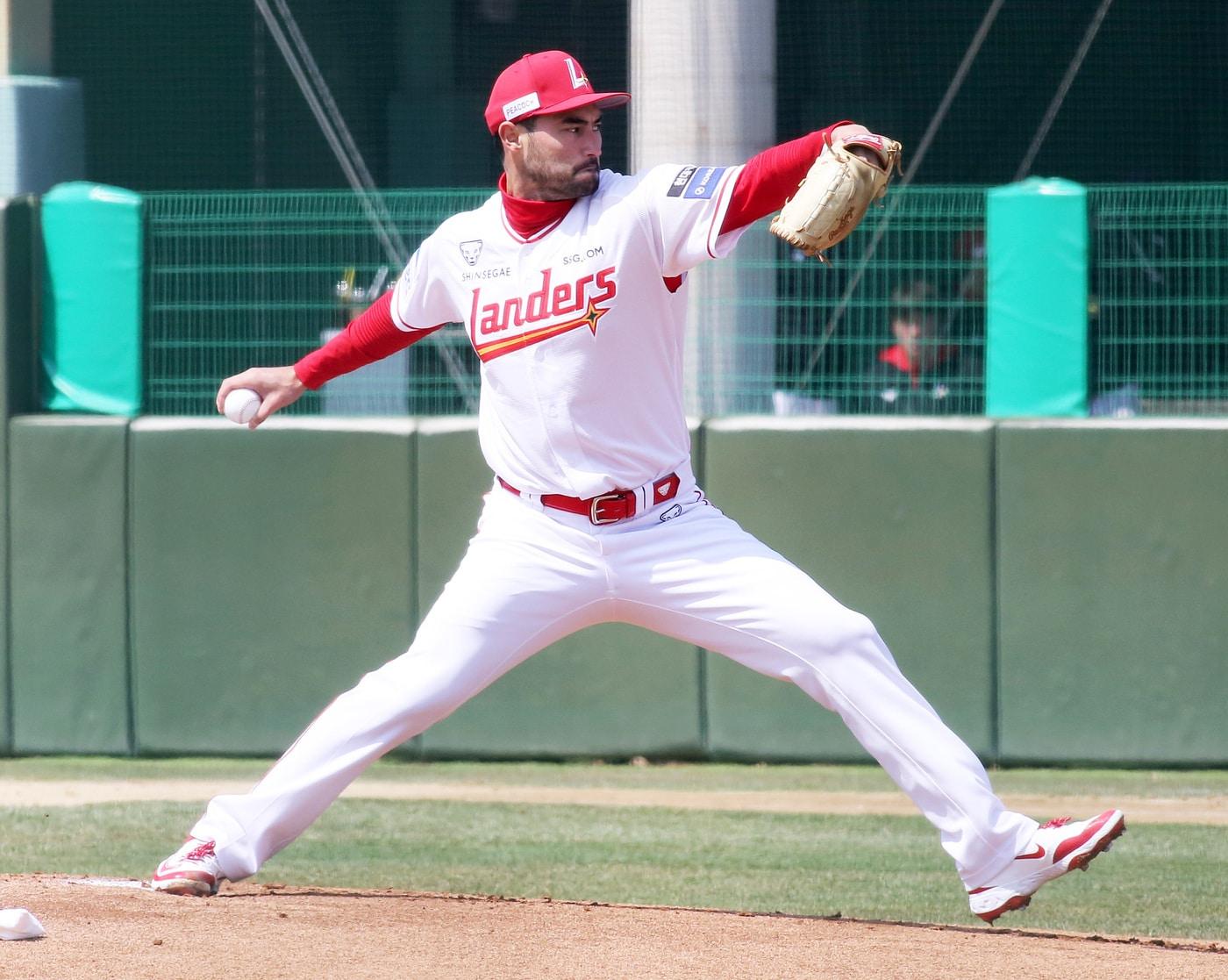 본문 이미지 - SSG 외인 투수 미치 화이트가 6일 강화 SSG퓨처스필드에서 컨디션을 점검했다. (SSG 랜더스 제공)