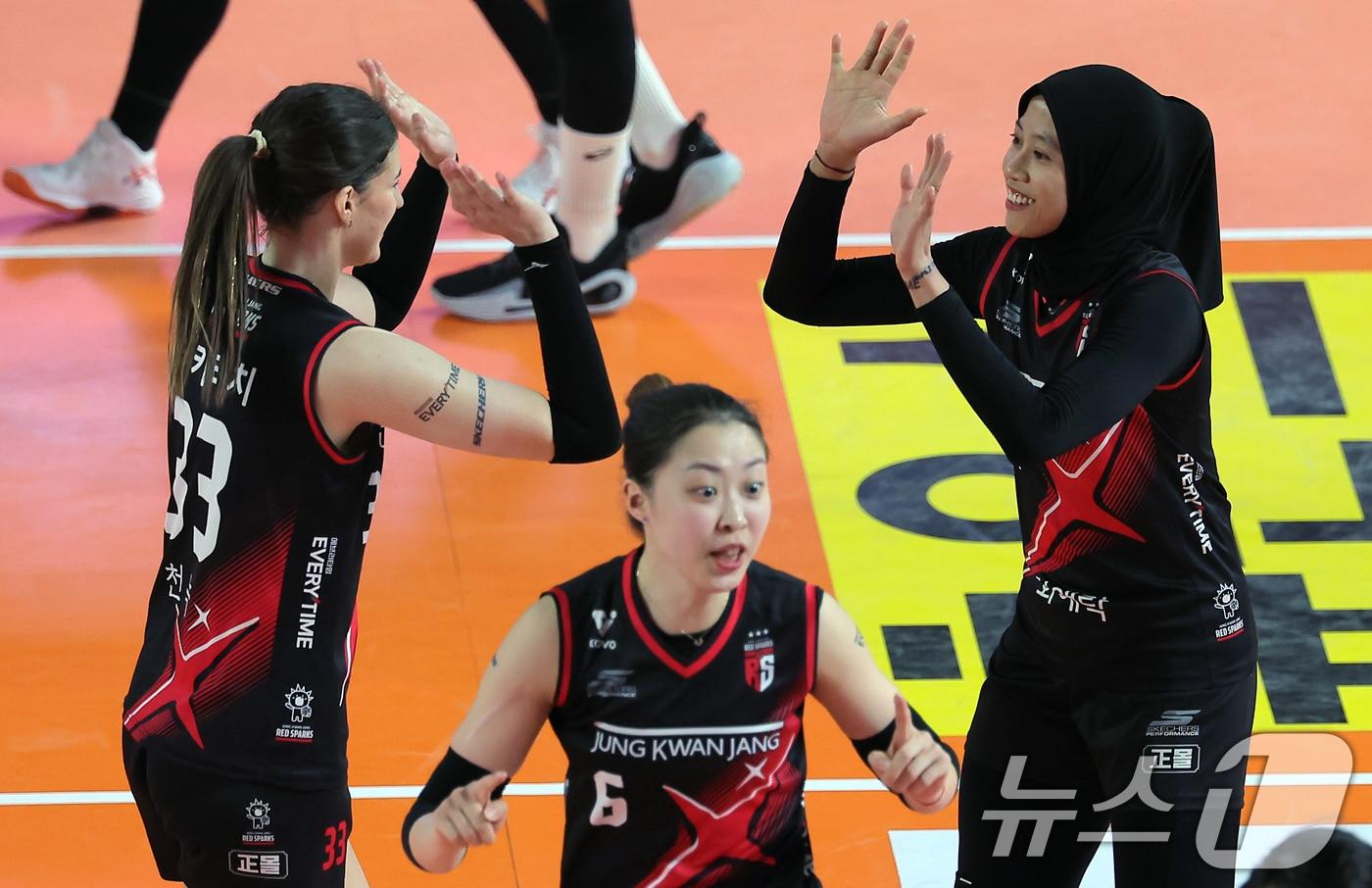 6일 오후 대전 중구 충무체육관에서 열린 프로배구 &#39;2024-2025 도드람 V리그&#39; 여자부 챔피언결정전 4차전, 정관장과 흥국생명의 경기에서 정관장 메가와 부키리치가 공격 성공 후 기쁨을 나누고 있다. 2025.4.6/뉴스1 ⓒ News1 박정호 기자