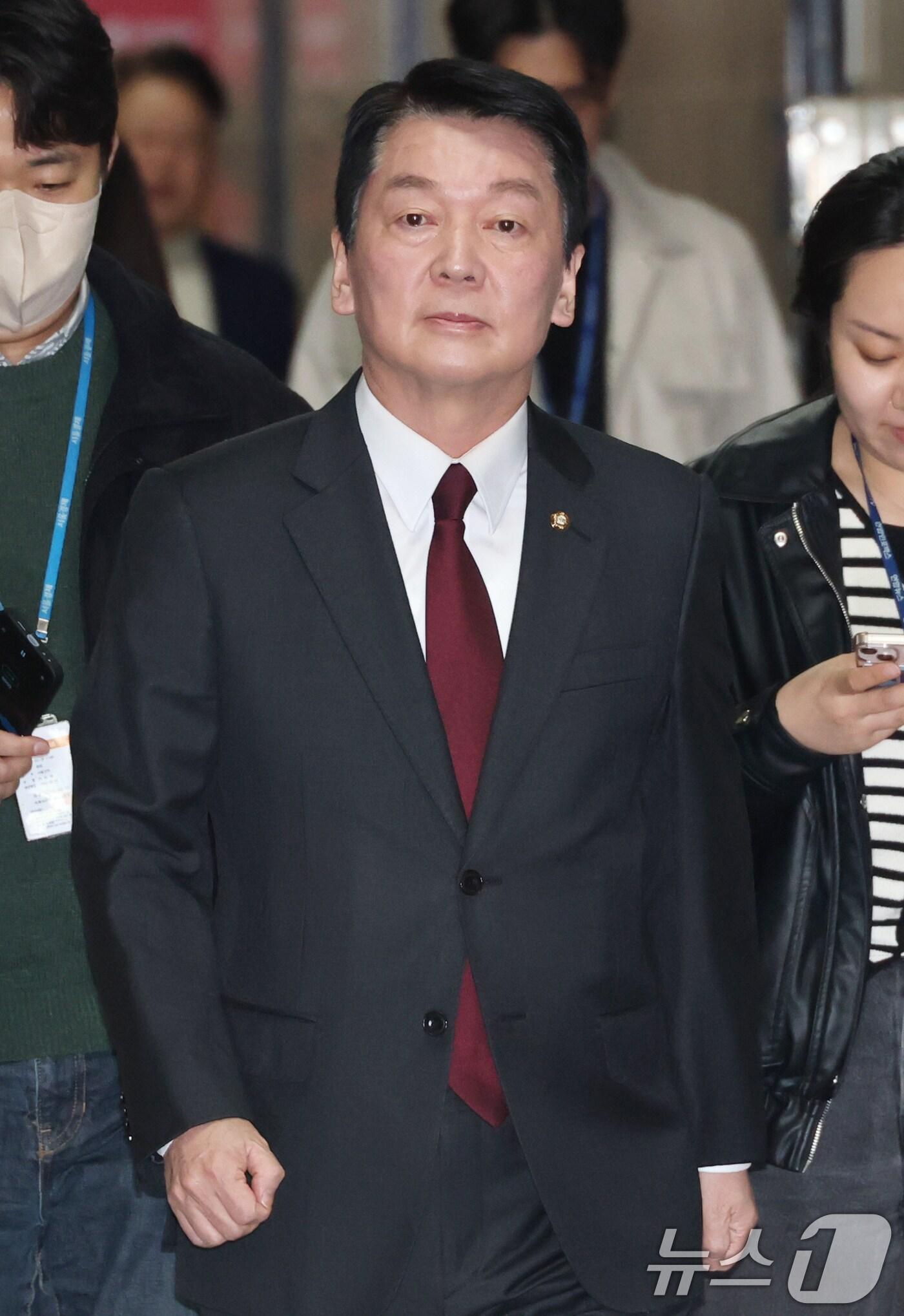 본문 이미지 - 안철수 국민의힘 의원이 6일 오후 서울 여의도 국회에서 권영세 비상대책위원장 주재로 열리는 중진의원 비상회의에 참석하고 있다. 2025.4.6/뉴스1 ⓒ News1 이광호 기자