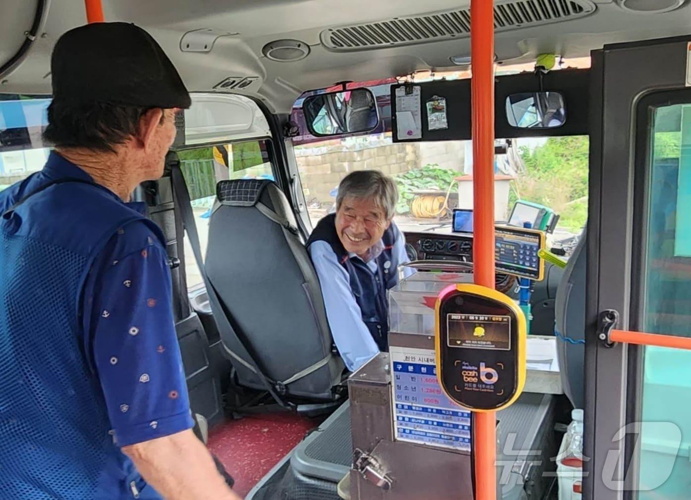 본문 이미지 - 버스기사 배경환 씨가 하차하는 승객과 인사를 나누고 있다./뉴스1 이시우 기자