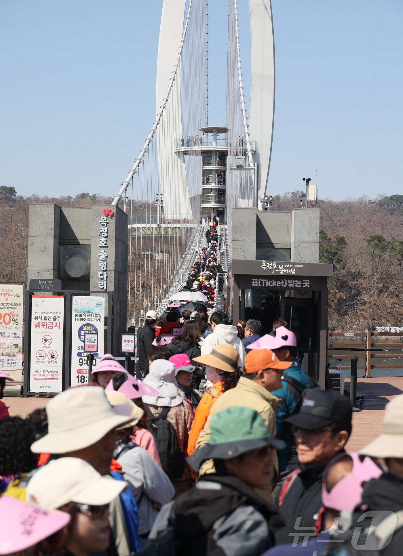 본문 이미지 - 지난해 4월 전북자치도 임실군 붕어섬에서 열린 '옥정호 벚꽃축제' 당시 모습. (임실군제공. 재판매 및 DB금지)2025.4.6/뉴스1 ⓒ News1 김동규 기자