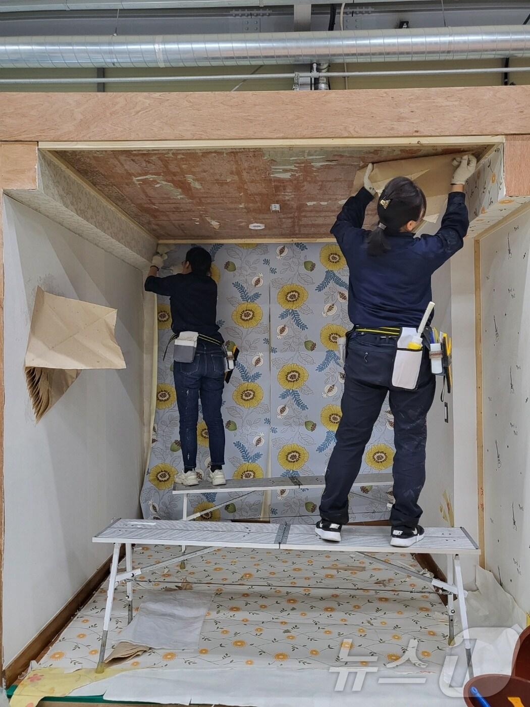 본문 이미지 - 도배시공 과정 교육 모습.&#40;경기도 제공, 재판매 및 DB 금지&#41;