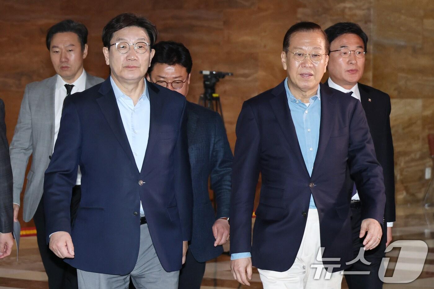 권영세 국민의힘 비상대책위원장과 권성동 원내대표가 6일 오후 서울 여의도 국회에서 열린 비상의원총회에 참석하고 있다. 2025.4.6/뉴스1 ⓒ News1 이광호 기자