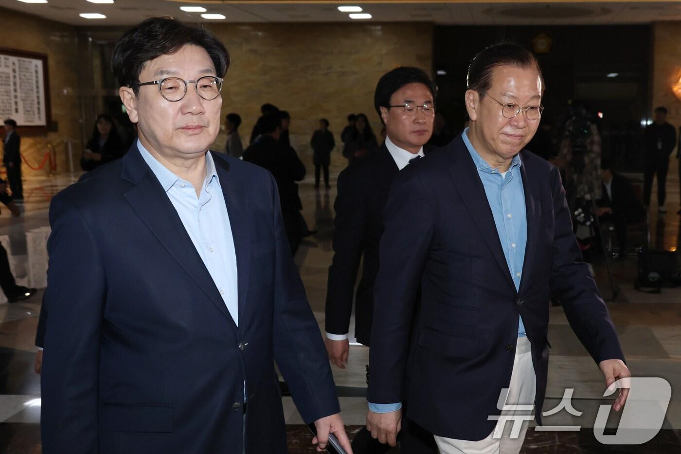 권영세 국민의힘 비상대책위원장과 권성동 원내대표가 6일 오후 서울 여의도 국회에서 열린 비상의원총회에 참석하고 있다. 2025.4.6/뉴스1 ⓒ News1 이광호 기자