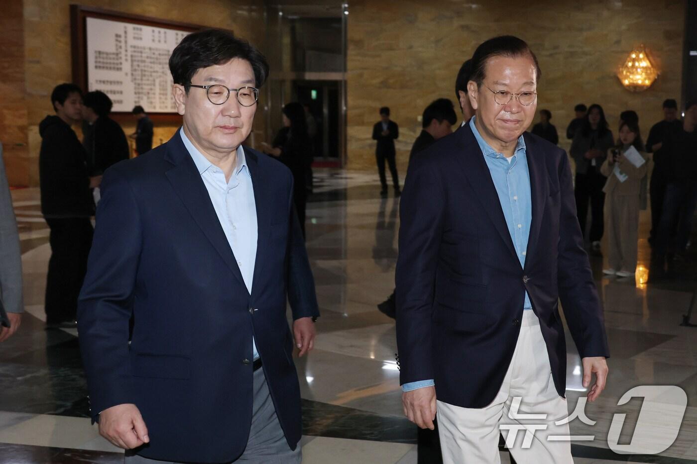 권영세 국민의힘 비상대책위원장과 권성동 원내대표가 6일 오후 서울 여의도 국회에서 열린 비상의원총회에 참석하고 있다. 2025.4.6/뉴스1 ⓒ News1 이광호 기자