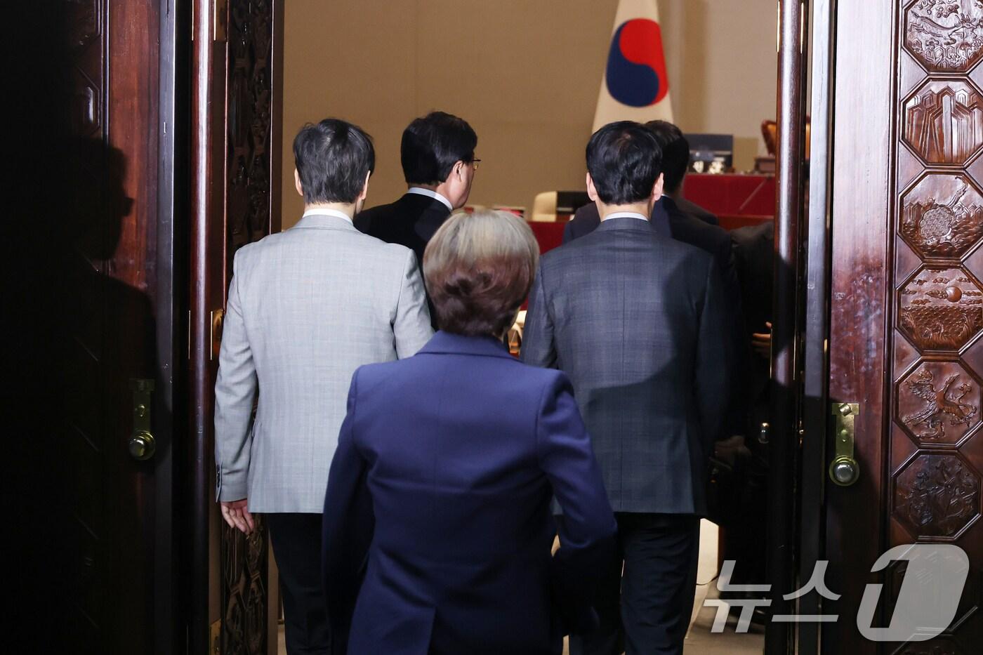 국민의힘 의원들이 6일 오후 서울 여의도 국회에서 열린 비공개 비상의원총회에 참석하고 있다. 2025.4.6/뉴스1 ⓒ News1 이광호 기자