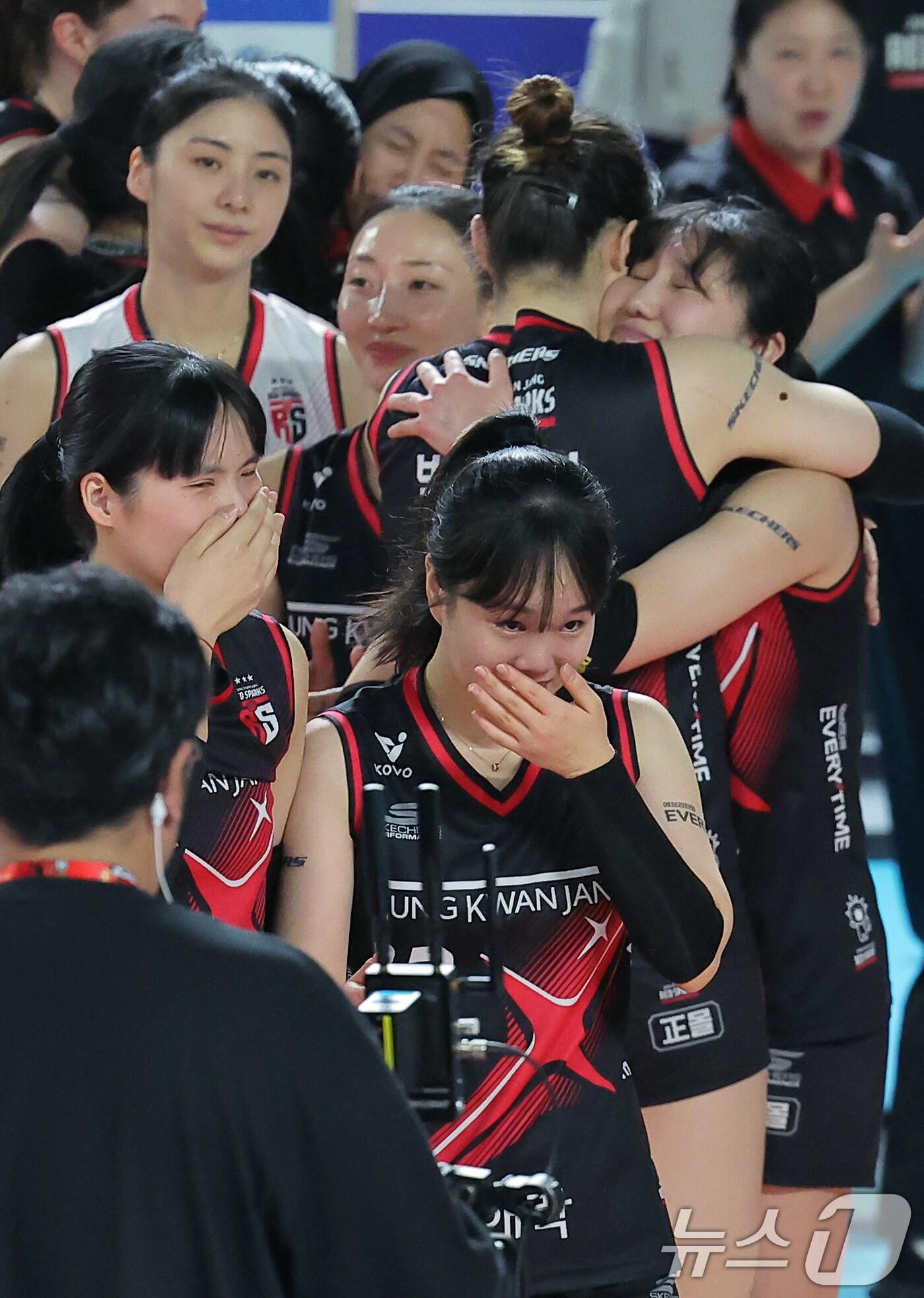 본문 이미지 - 6일 오후 대전 중구 충무체육관에서 열린 프로배구 &#39;2024-2025 도드람 V리그&#39; 여자부 챔피언결정전 4차전, 정관장과 흥국생명의 경기에서 5세트 접전 끝에 승리하며 승부를 원점으로 만든 정관장 선수들이 기뻐하고 있다. 2025.4.6/뉴스1 ⓒ News1 박정호 기자