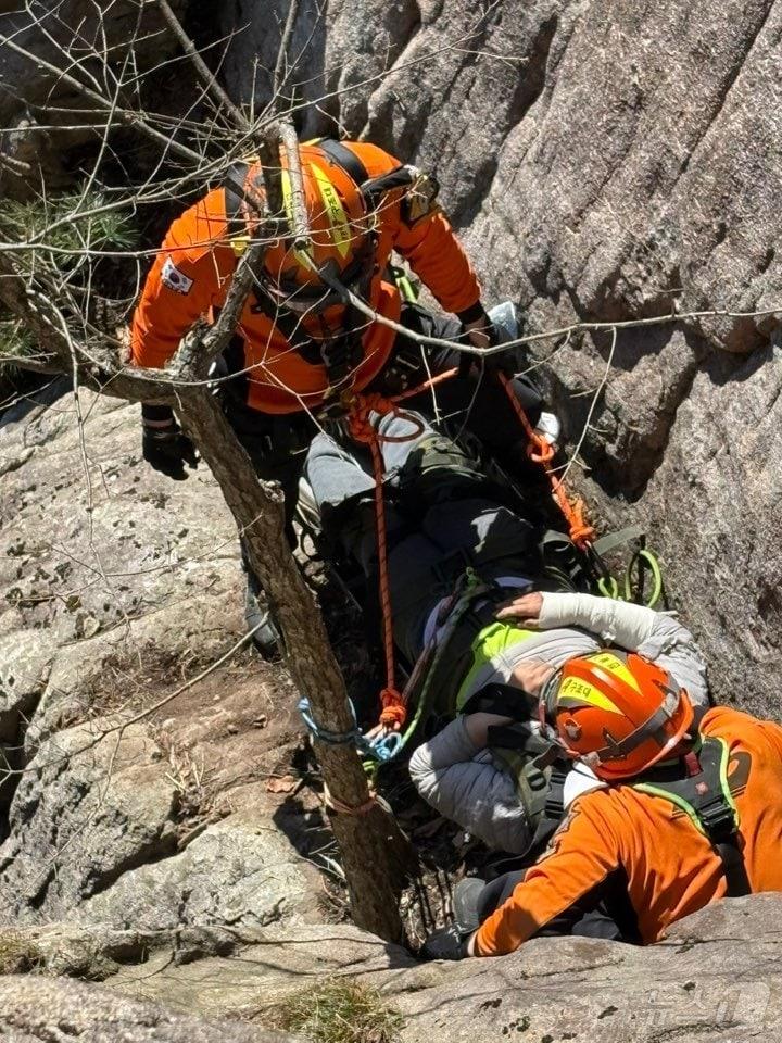 본문 이미지 - 6일 전북자치도 완주군 운주면 대둔산 칠성봉 전망대 인근에서 암벽 등반 중이던 40대 남성 A 씨가 추락하는 사고가 발생했다.&#40;소방제공. 재판매 및 DB금지&#41;2025.4.6/뉴스1