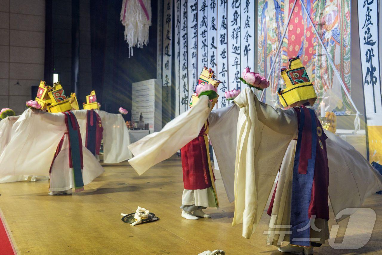 본문 이미지 - 호국영령의 넋을 위로하고 충북도민의 안녕을 기원하는 불교의식 '영산재'가 6일 증평종합스포츠센터에서 열렸다.(증평군 제공)/뉴스1