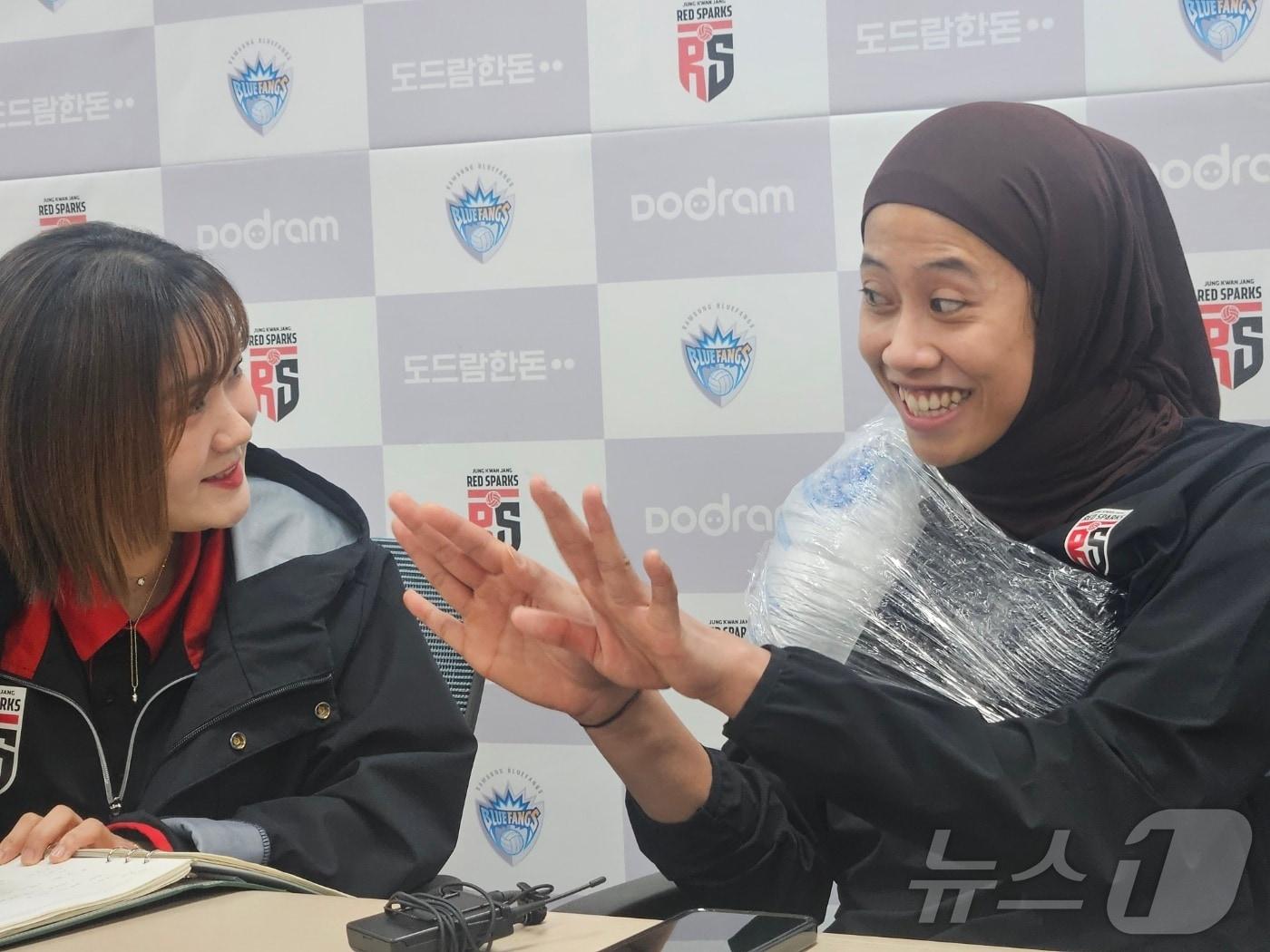 본문 이미지 -  남자친구에 대해 설명하는 메가&#40;오른쪽&#41;ⓒ News1 안영준 기자