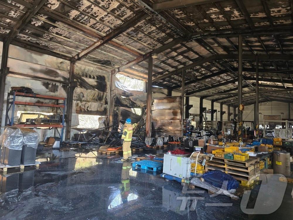 본문 이미지 - 6일 오후 1시 56분께 전북자치도 익산시 석암동 한 특장차부품 조립 공장에서 불이 났다.(전북소방 제공. 재판매 및 DB금지) 