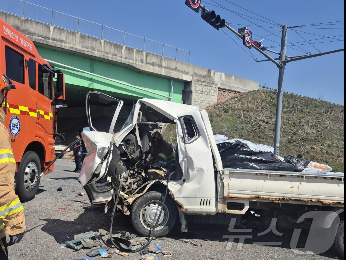 본문 이미지 - 6일 오전 11시 18분께 전북자치도 정읍시 태인면 한 도로에서 1톤 트럭과 SUV가 추돌했다.(전북소방 제공. 재판매 및 DB금지) 