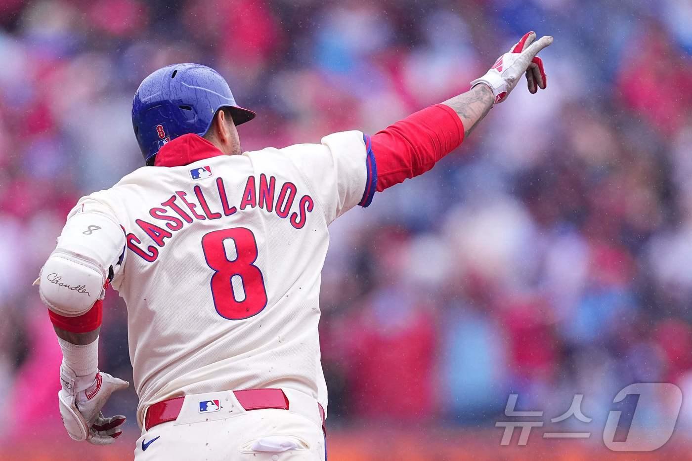 필라델피아 필리스의 닉 카스텔라노스가 7일(한국시간) 열린 2025 메이저리그 LA 다저스와의 경기에서 3회말 만루홈런을 때려낸 뒤 기뻐하고 있다. ⓒ AFP=뉴스1