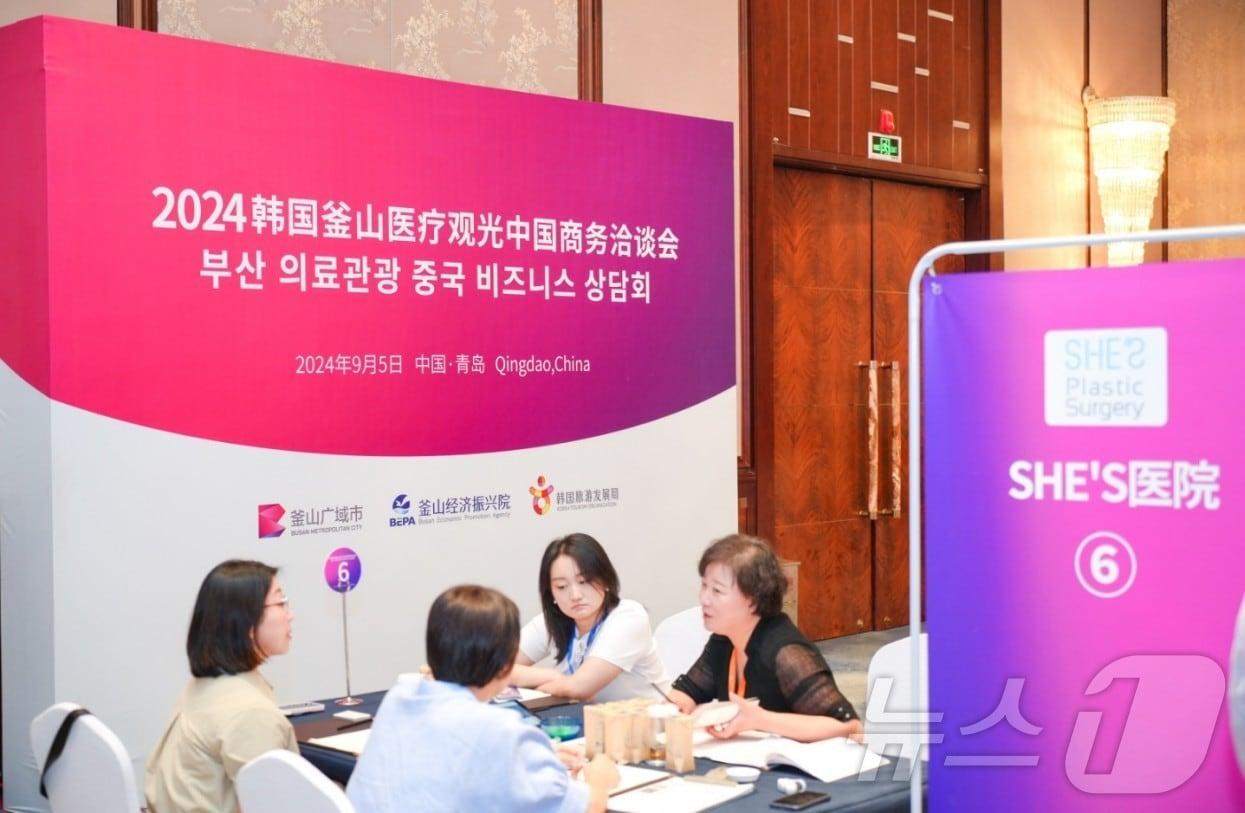 본문 이미지 - '2024 중국 관광업계 대상 비즈니스 상담회'에서 부산시 관계자가 상담을 하고 있다.(부산시청 제공. 재판매 및 DB 금지)