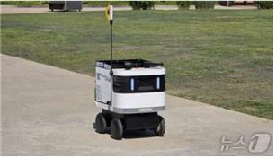 본문 이미지 - 서울 양천구 내 공원에서 실증한 AI기반 자율주행 로봇 서비스.(서울시 제공)