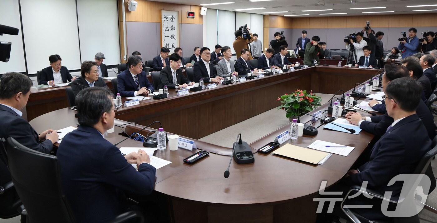 김병환 금융위윈회 위원장이 7일 오전 서울 종로구 정부서울청사에서 열린 금융상황 점검회의에서 모두발언을 하고 있다. 2025.4.7/뉴스1 ⓒ News1 임세영 기자