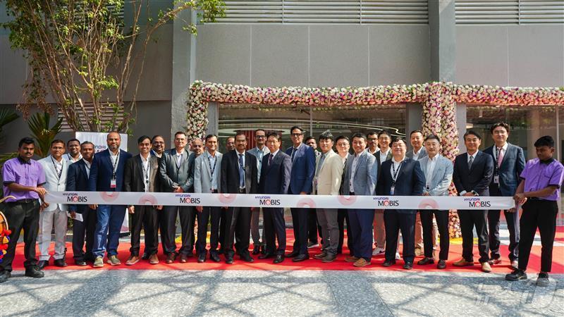 본문 이미지 - 현대모비스는 최근 하이데라바드 제1,2 연구거점을 통합한 신규 인도연구소 개소식 행사를 개최했다. 인도연구소 임직원들이 기념 촬영을 하고 있는 모습.&#40;현대모비스 제공&#41; 
