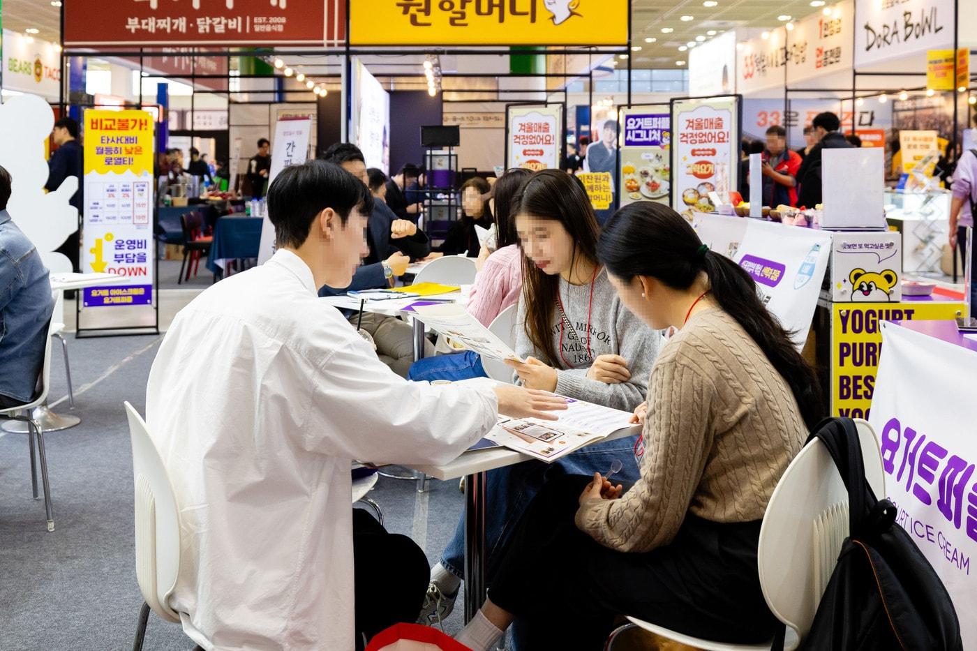 지난해 10월 제57회 IFS 프랜차이즈 창업 산업 박람회에서 참관객들이 창업 상담을 받고 있다.(한국프랜차이즈협회 제공)