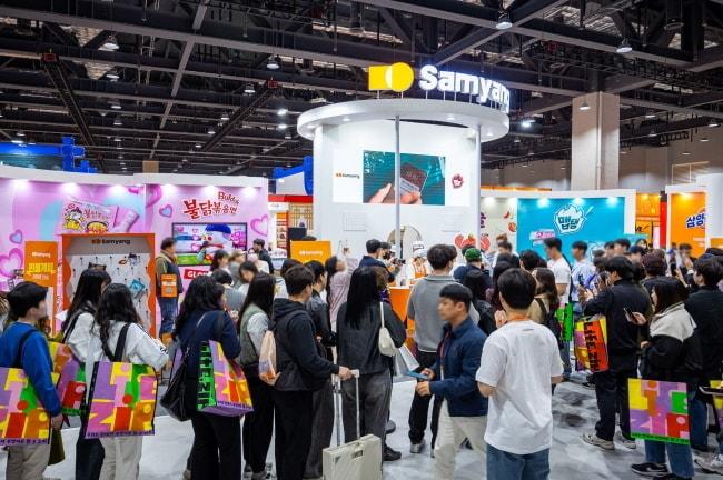 본문 이미지 - 방문객의 줄이 길게 서있는 라면박람회 삼양식품 부스.(삼양식품 제공)