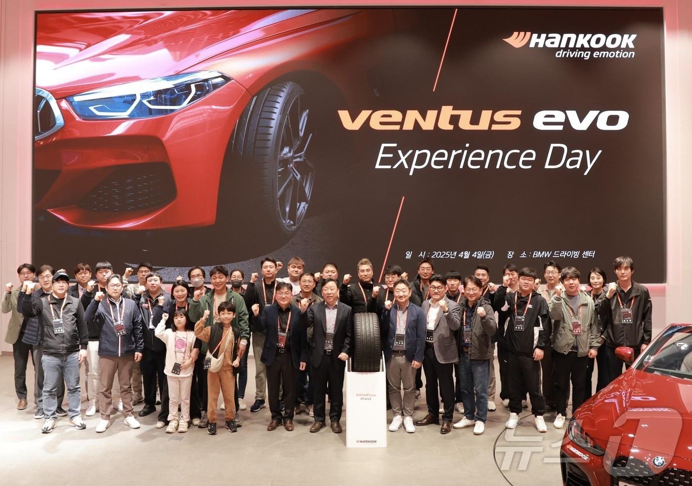 한국타이어앤테크놀로지 한국사업본부장 이용관 전무(가운데 좌측)를 비롯한 회사 및 국내 딜러사 관계자들이 '벤투스 에보 익스피리언스 데이(Ventus evo Experience Day)'에서 기념촬영을 하고 있다. (한국타이어 제공)
