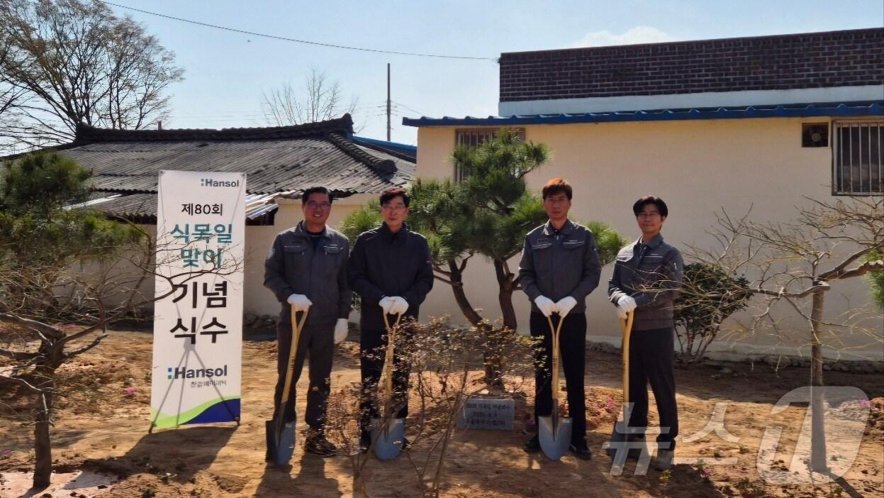 본문 이미지 - 한솔페이퍼텍이 담양군 남부마을 화단 조성 사업에 나섰다. 왼쪽부터 한솔페이퍼텍 정태우 생산팀장, 이재천 남부마을 이장, 한솔페이퍼텍 남윤갑 HR팀장, 한솔페이퍼텍 고광민 기술환경팀장. (한솔홀딩스 제공)