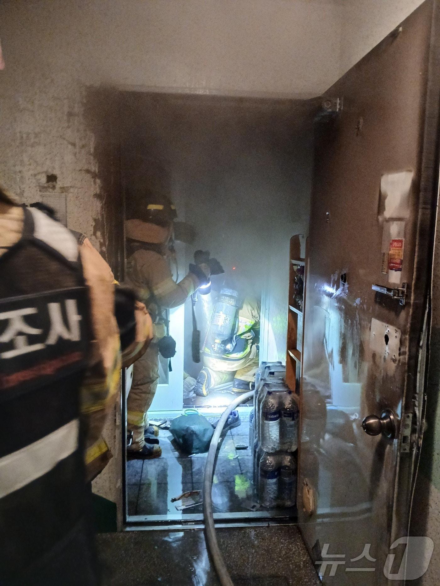 본문 이미지 - 7일 오전 3시 8분쯤 경북 구미시 형곡동 6층 빌라 5층에서 불이 났다.(경북소방본부 제공.재판매 및 DB금지) 2025.4.7/뉴스1