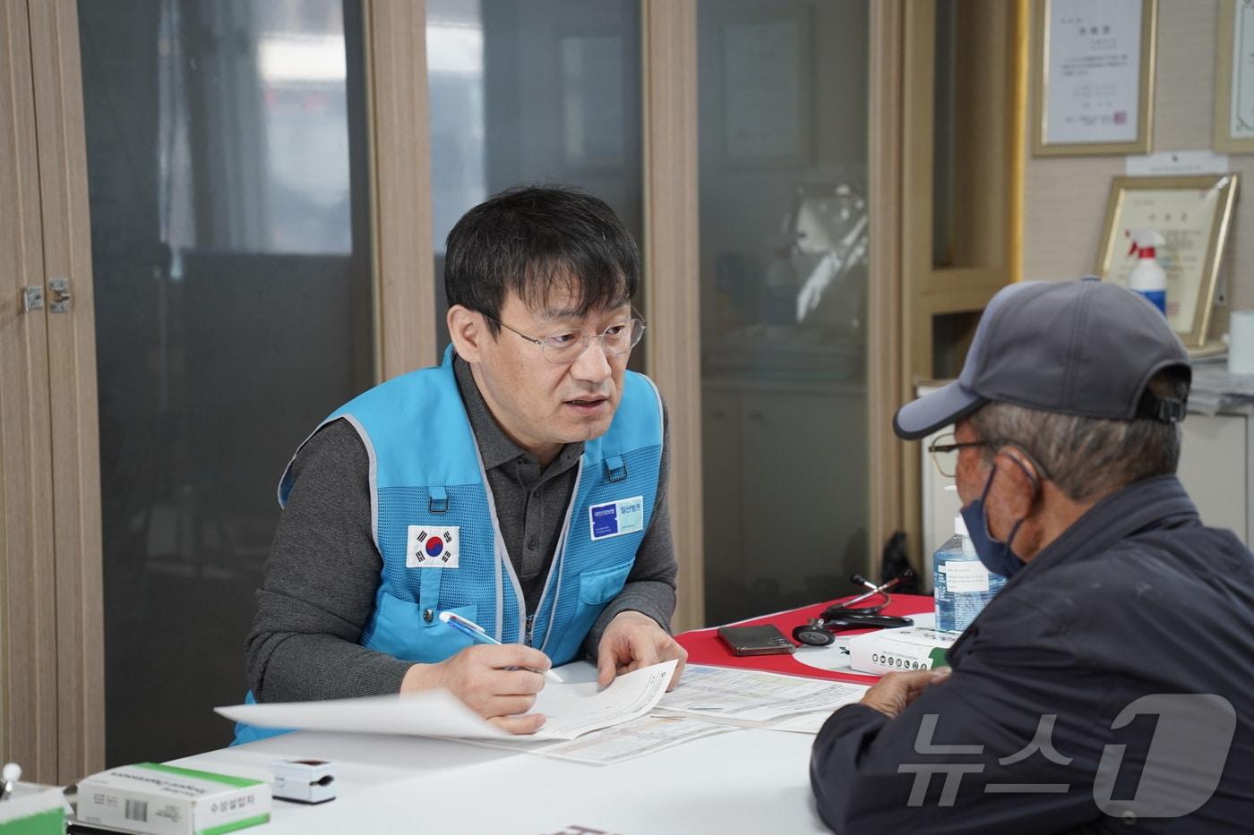 지난 4일 일산병원 한창훈 병원장이 의료봉사를 위해 경북 안동시 길안면을 찾아 주민들과 상담을 하고 있다. &#40;일산병원 제공, 재판매 및 DB금지&#41;