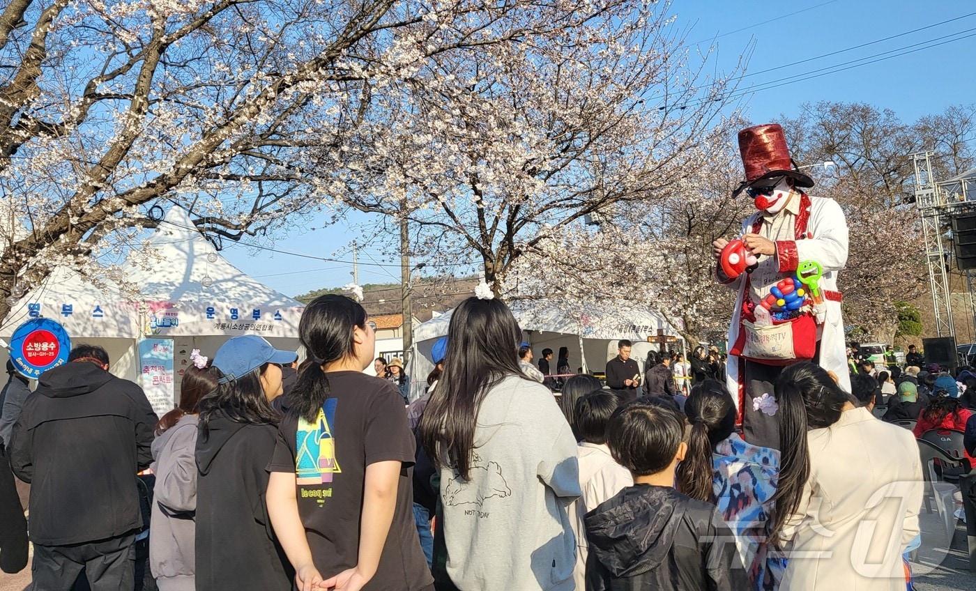 ‘향적산 봄나들이’ 행사에서 키다리아저씨 풍선 아트에 방문객들이 순서를 기다리고 있다. (계룡시 제공. 재판매 및 DB금지) /뉴스1