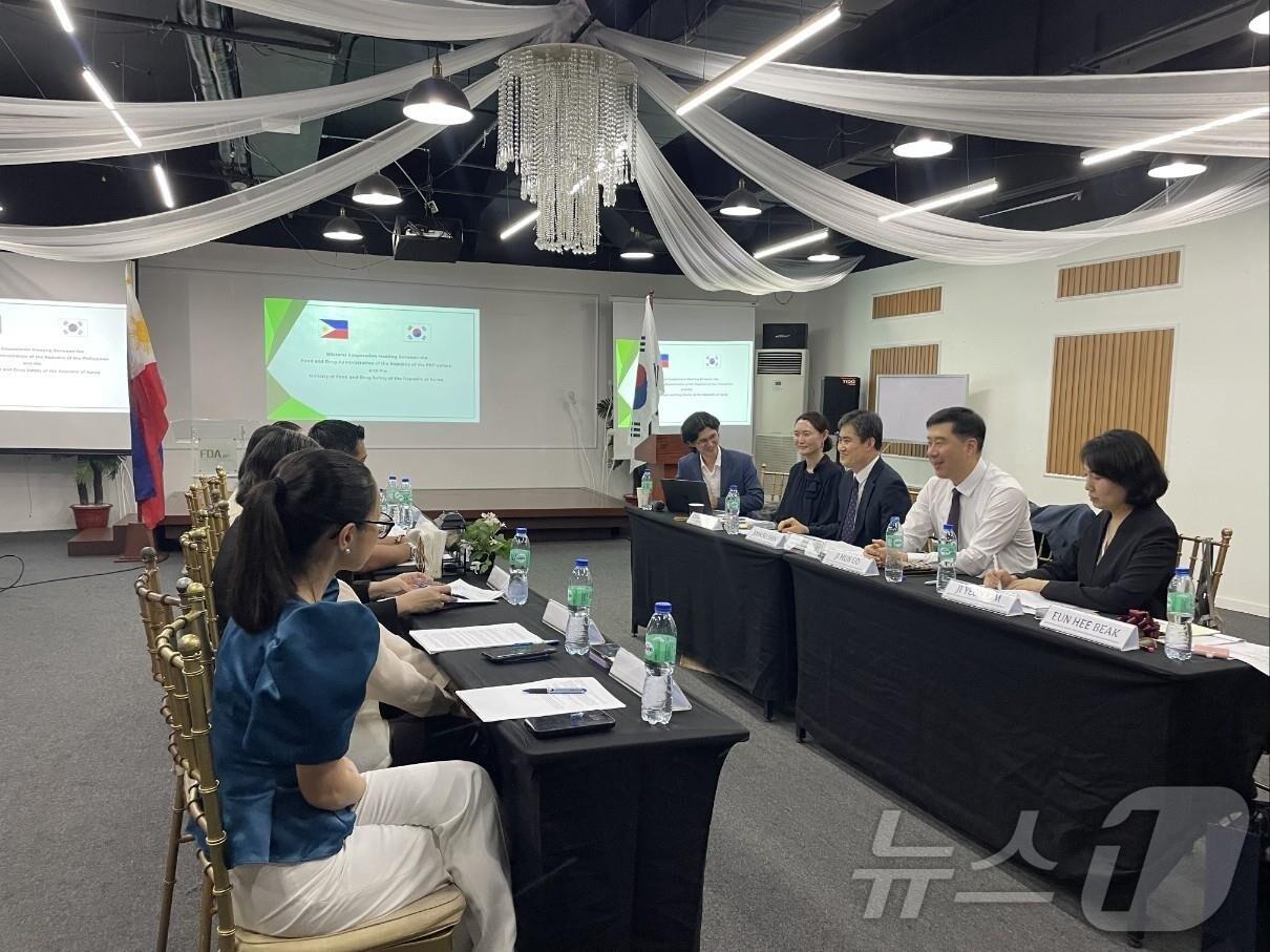 본문 이미지 - 지난 3일 필리핀 마닐라에서 식약처와 필리핀 식약청이 만나 화장품 규제협력을 논의하고 있다. (식약처 제공) 2025.4.7/뉴스1