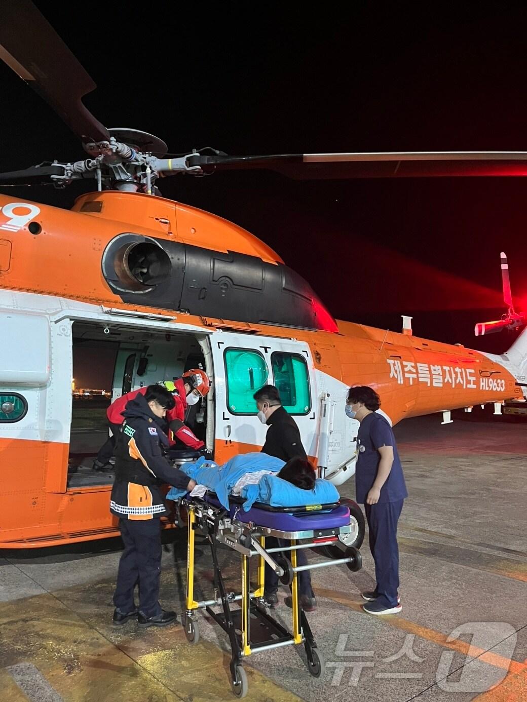 본문 이미지 - 지난 6일 밤 8시17분 쯤 제주도소방안전본부가 27주차 임신부를 소방헬기로 옮기고 있다.(제주도소방안전본부 제공. 재판매 및 DB 금지)