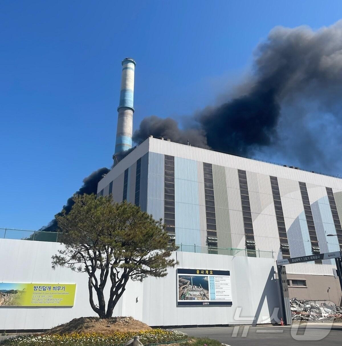 본문 이미지 - 전남 여수산단 내 화력발전소에서 불이 나 검은 연기가 치솟고 있다.(독자 제공. 재판매 및 DB 금지)