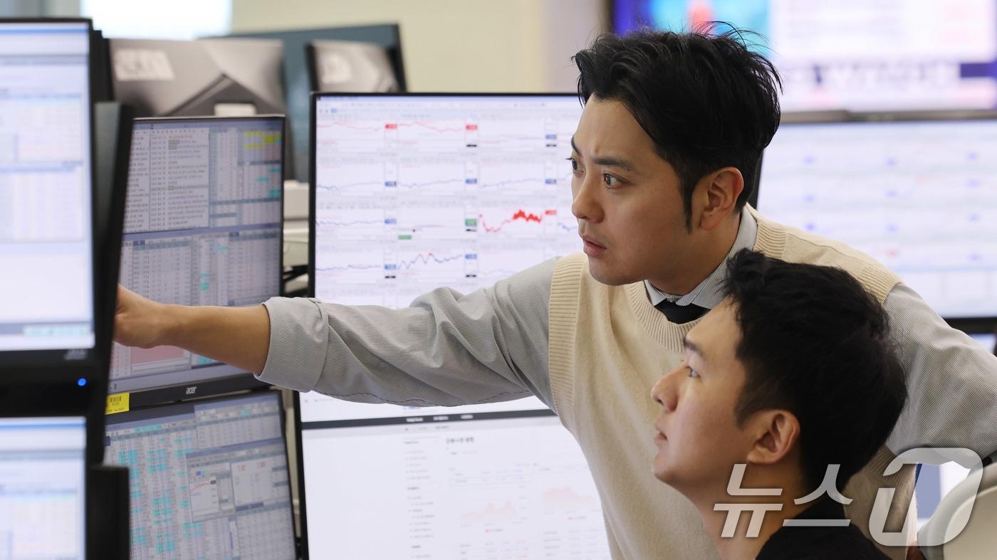 코스피 지수가 장중 2400대 아래로 떨어진 7일 서울 중구 하나은행 본점 딜링룸에서 직원들이 업무를 보고 있다. 코스피가 장중 2400대 아래로 떨어진 건 지난 1월 2일 이후 처음이다. 2025.4.7/뉴스1 ⓒ News1 박지혜 기자