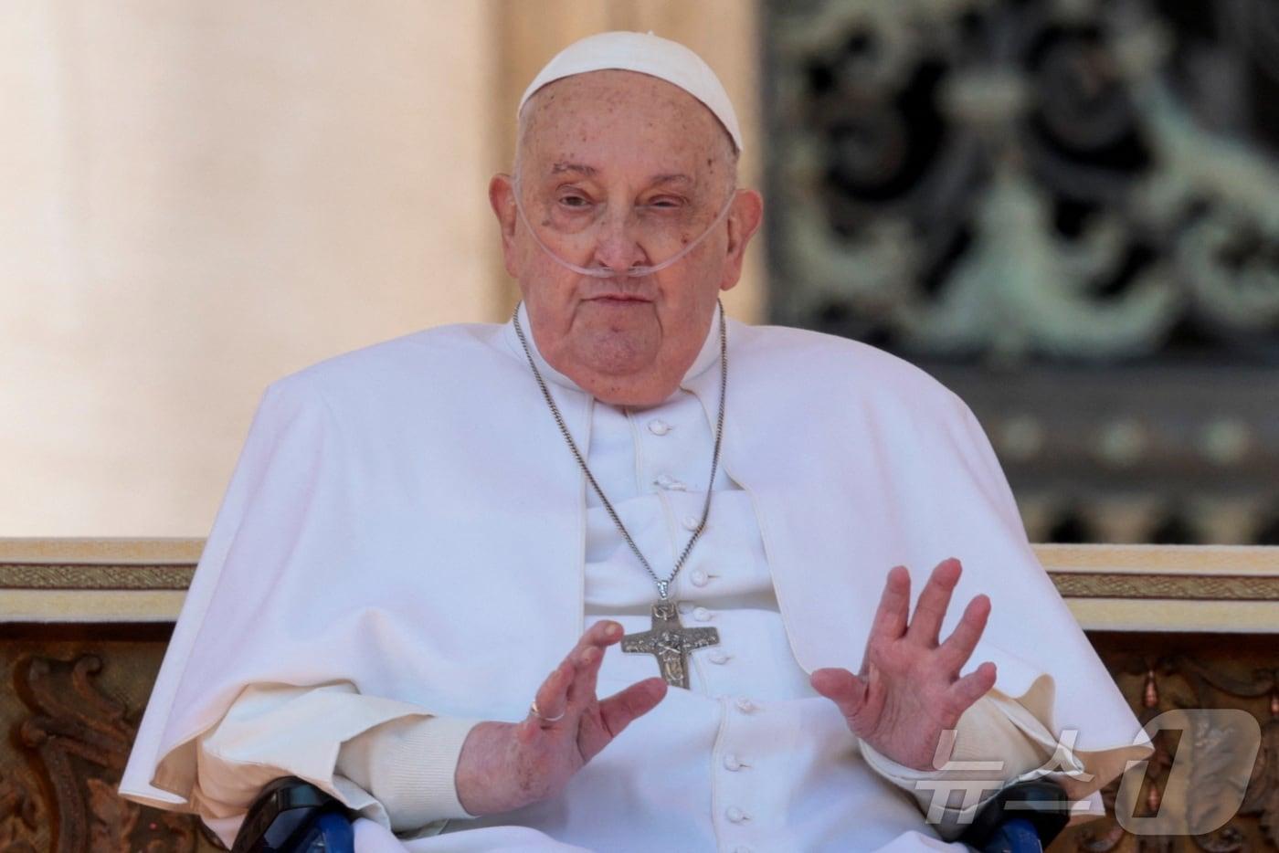 프란치스코 교황이 6일(현지시간) 바티칸 성 배드로 광장에서 열린 공식 행사에 나와 신도들에게 손을 흔들고 있다. ⓒ 로이터=뉴스1