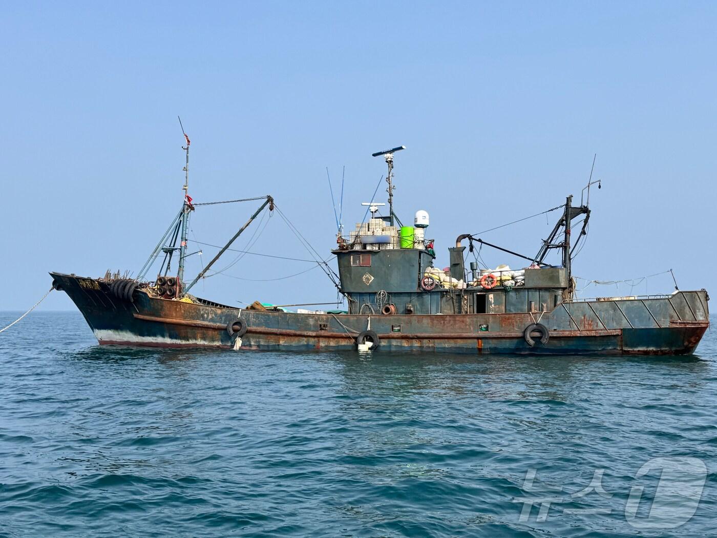 본문 이미지 - 나포된 중국 어선(서해5도특별경비단 제공) / 뉴스1