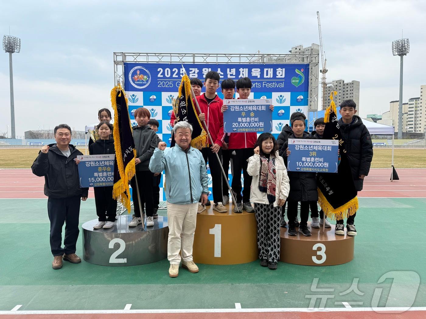 본문 이미지 - 1부에서 우숭한  원주교육지원청, 준우승 춘천교육지원청, 3위 강릉교육지원청 소속 선수들.(강원교육청 제공, 재판매 및 DB금지)