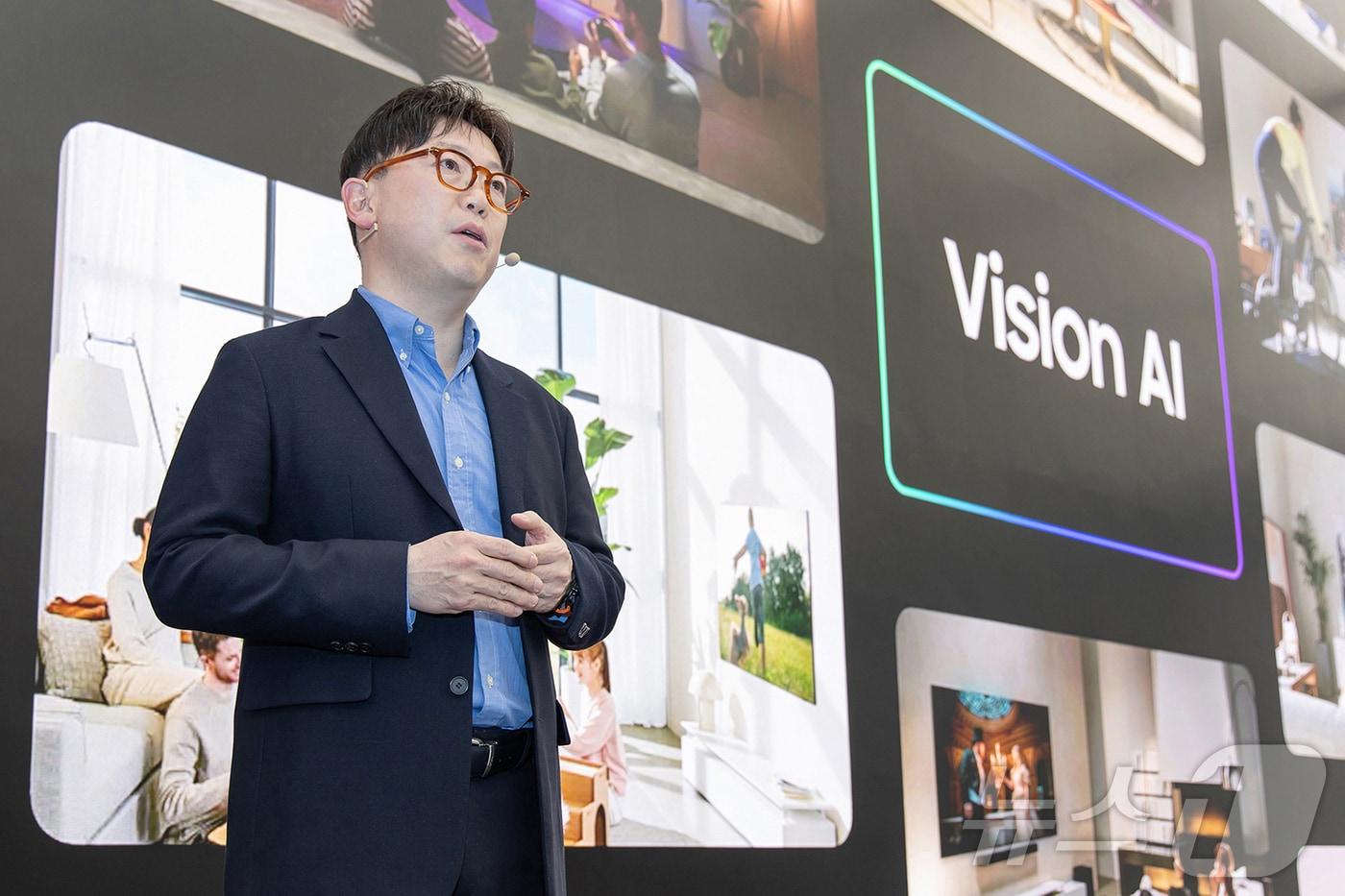 삼성전자 용석우 VD사업부장 사장이 7일 서울 강남구 '삼성 강남'에서 열린'Unbox & Discover 2025' 행사에서 진정한 AI TV 시대를 선언하며 2025년 TV 전략을 소개했다(삼성전자 제공). ⓒ 뉴스1