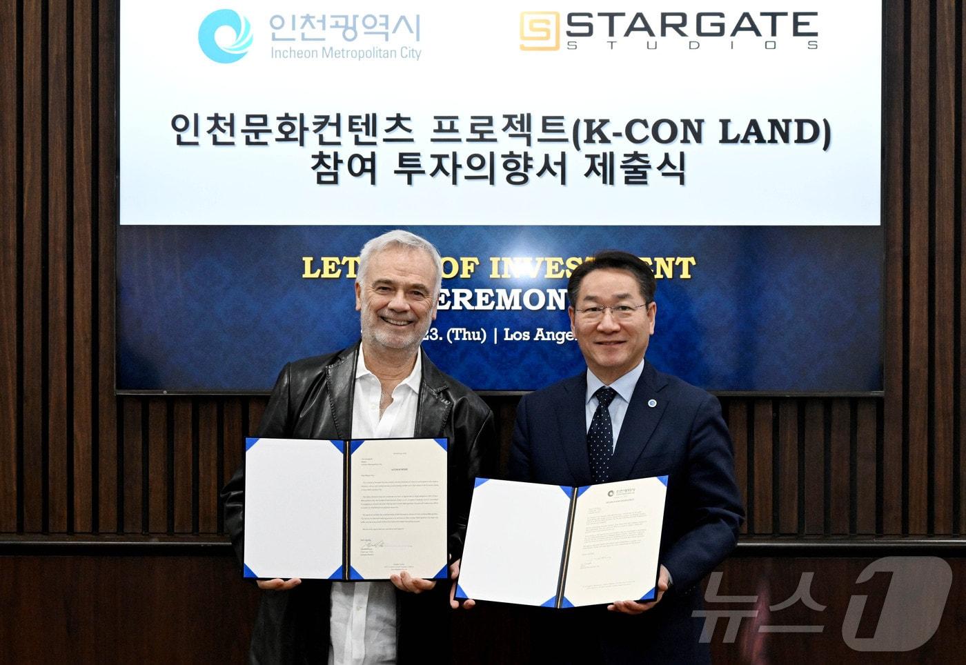 유정복 인천광역시장이 1월 23일&#40;현지 시간&#41; 미국 로스앤젤레스에서 열린 &#39;K-콘랜드&#40;K-CON LAND&#41; 투자의향서 제출식&#39;에서 스타게이트 스튜디오의 샘 니콜슨 최고경영자에게 투자의향서를 제출받고 있다.&#40;인천시 제공&#41; / 뉴스1