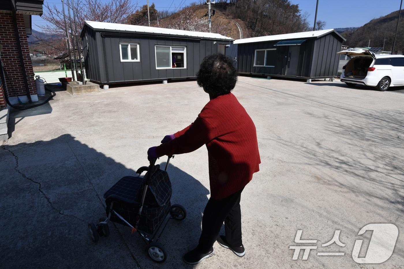 7일 오전 경북 영덕군 지품면 황장3리 마을회관 앞에서 이재민들이 공동으로 사용할 조립식 컨테이너를 바라보고 있다. 영덕군은 우선 지품면에 조립식 컨테이너 주택 11동을 설치하고 순차적으로 이재민들에게 공급할 계획이다. 2025.4.7/뉴스1 ⓒ News1 최창호 기자