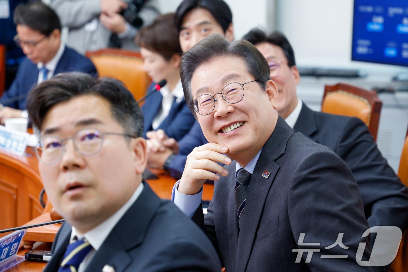 이재명 더불어민주당 대표가 7일 오전 서울 여의도 국회에서 열린 최고위원회의에서 한준호 최고위원 발언 중 홍준표 대구시장이 과거 '탄핵 당한 당은 대선을 포기해야한다'고 발언했던 영상을 보며 웃고 있다. 2025.4.7/뉴스1 ⓒ News1 안은나 기자