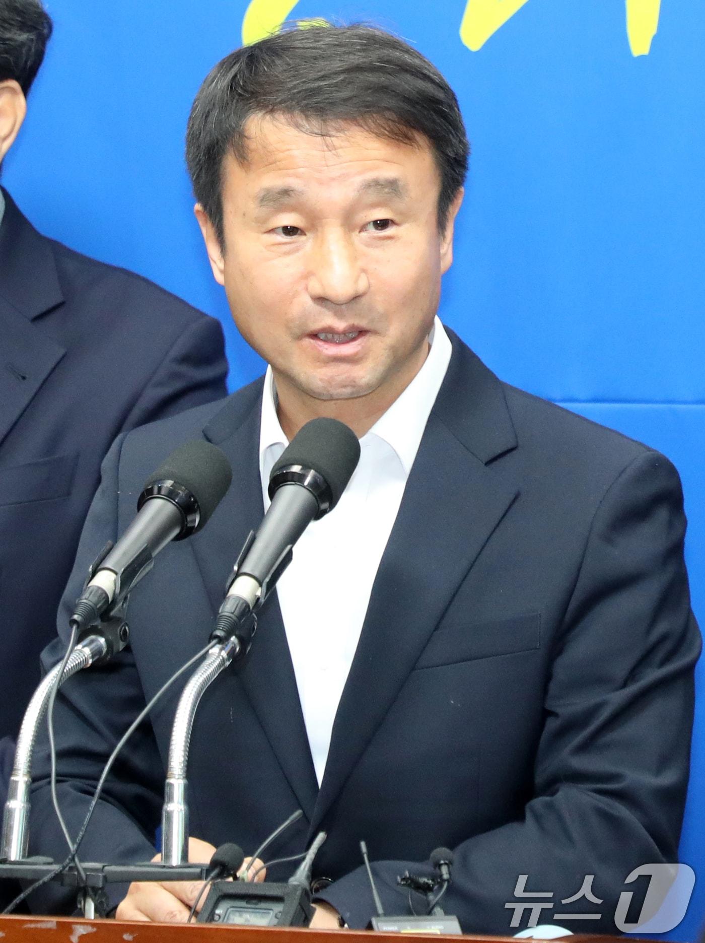 본문 이미지 - 한병도 더불어민주당 국회의원이 7일 전북자치도 전주시 전북특별자치도의회에서 윤석열 전 대통령 파면 및 주요 현안 관련 합동 기자회견에서 질의에 답변을 하고 있다. 2025.4.7/뉴스1 ⓒ News1 유경석 기자